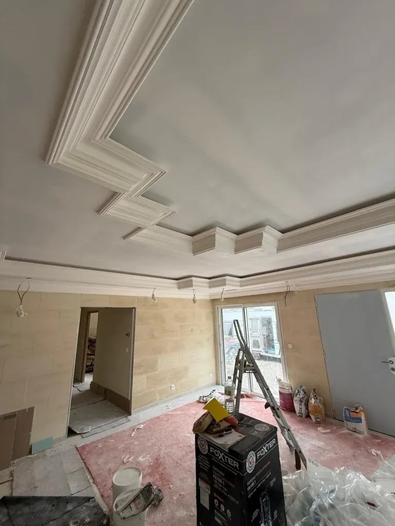 Plafond décoratif à moulures en escalier réalisé en plâtrerie, chantier en cours