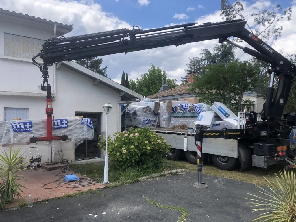 Grande pièce haussmannienne doublée en plaques de plâtre, hautes portes-fenêtres sur balcon